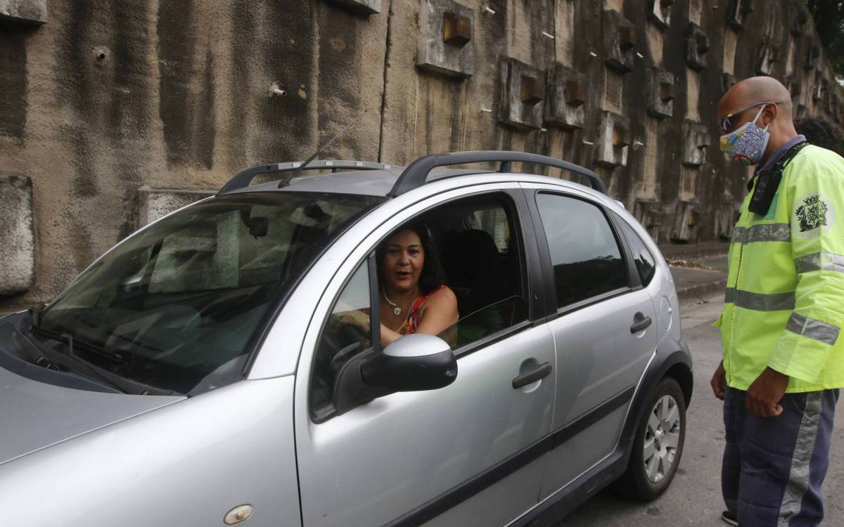 Geral - Prefeitura do Rio faz inventario de bens em edifício da ex-concessionaria Lamsa.A açao tem a participaçao de quatro secretarias do municipio, CET Rio, Comlurb e da Guarda Municipal. O grupo deve fazer o levantamento dos bens da concessionaria. Foi possivel ver algumas areas da via com lixo. Na foto, veiculo com problema parado na via.