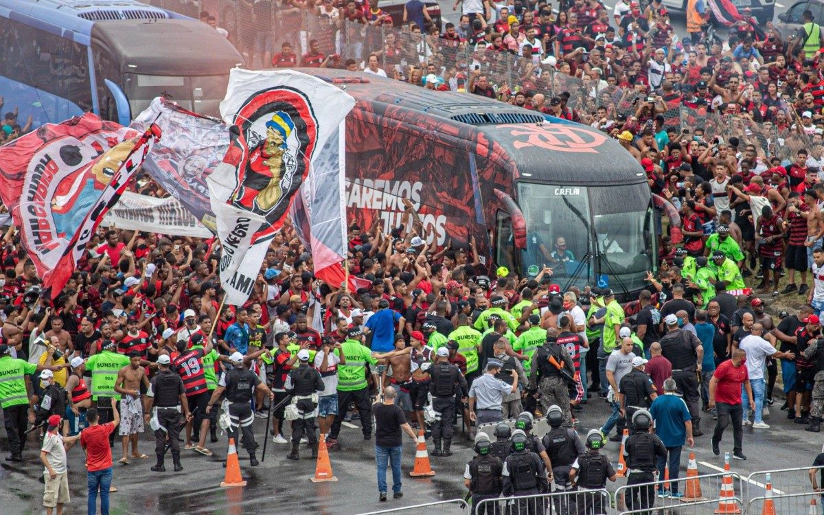 Torcedores se aglomeram para ver a chegada do ônibus - MAGA JR/O FOTOGRÁFICO/ESTADÃO CONTEÚDO