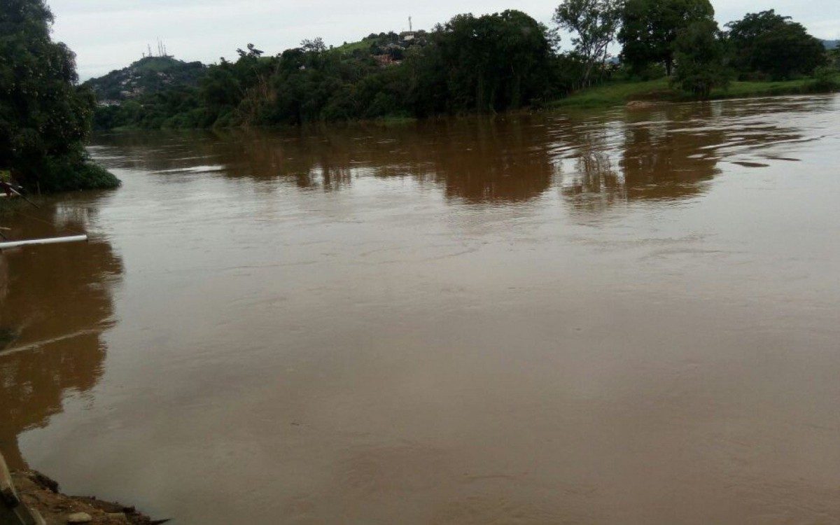 Para emergências, o cidadão deve ligar para o número 199 da Defesa Civil; os contatos alternativos são o telefone 153 (Guarda Civil Municipal) e a terceira opção pelo 193 (Corpo de Bombeiros). - Foto: reprodução internet