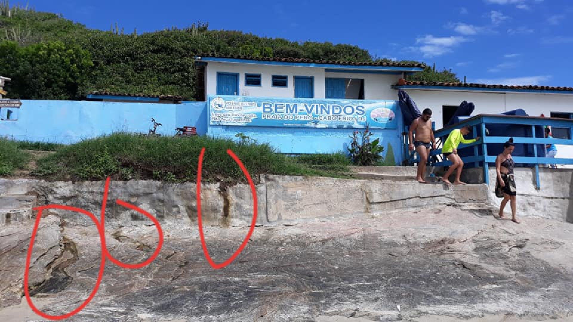 Casa do Tufão é multada por despejo de esgoto na Praia do Peró