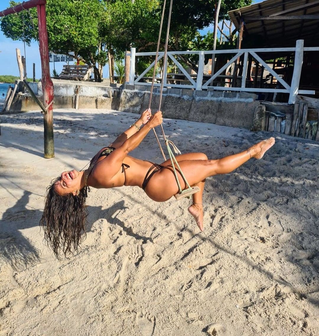 Viviane Araújo curte um 'balancinho' no pós-praia em fotos postadas em seu Instagram. - ReproduÃ§Ã£o/Instagram