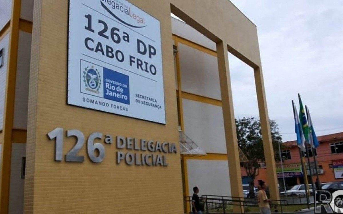 O homem foi encontrado pelos policiais tentando arrombar a porta do banheiro onde a vítima estava. - Divulgação