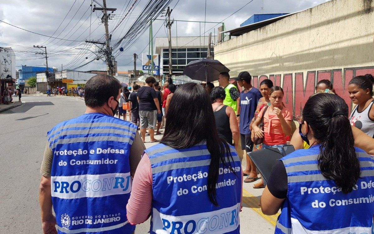 Após aglomeração, todos os bancos fiscalizados foram autuados - Procon / Divulgação 