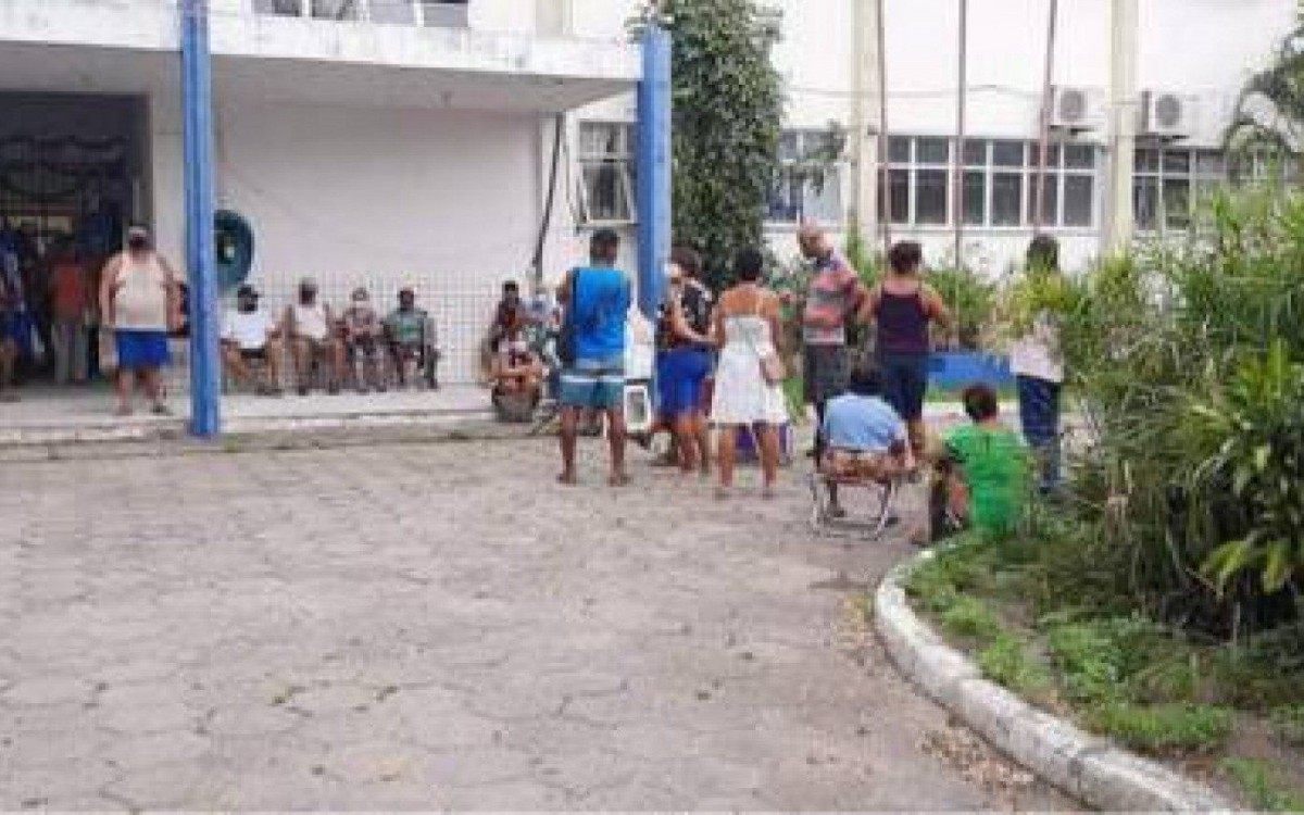 Vacinação começou 10h, mas às 6h já tinha idoso esperando na fila