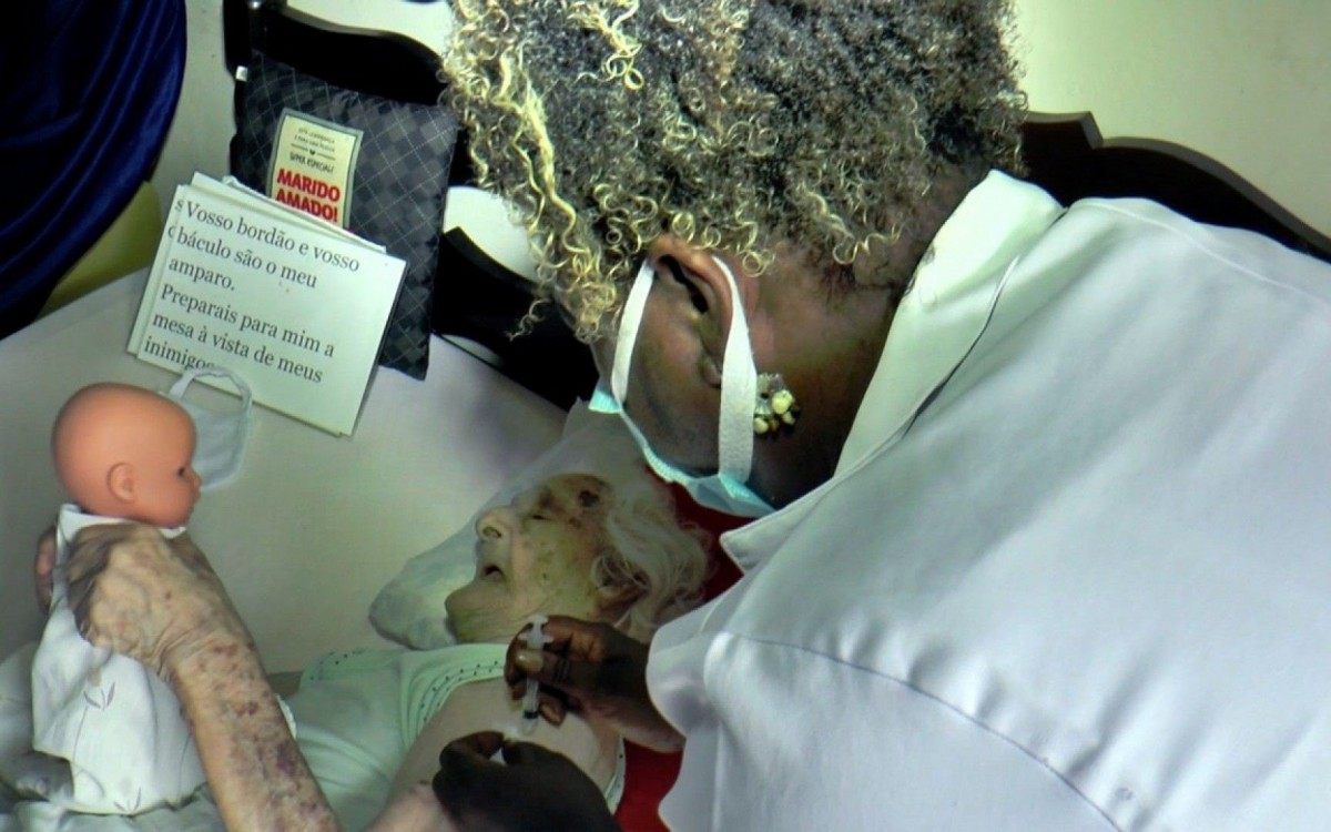 Nesta primeira etapa de imunização da terceira idade, idosos com mais de 95 anos e acamados têm prioridade - Foto: Divulgação