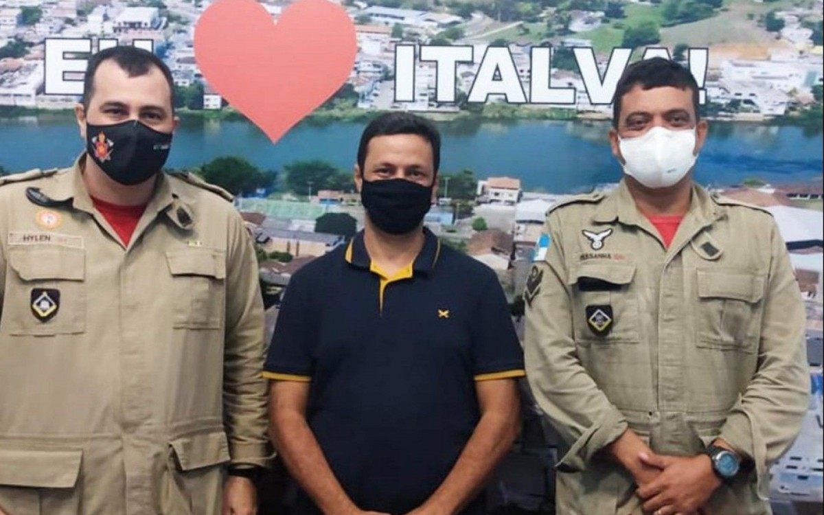 O prefeito, Léo Pelanca, recebeu o Comandante 1° Tenente B.M. Hylen e o Sargento B.M. Pessanha. Na ocasião foi tratado o assunto emergêncial sobre as cheias do Rio Muriaé.