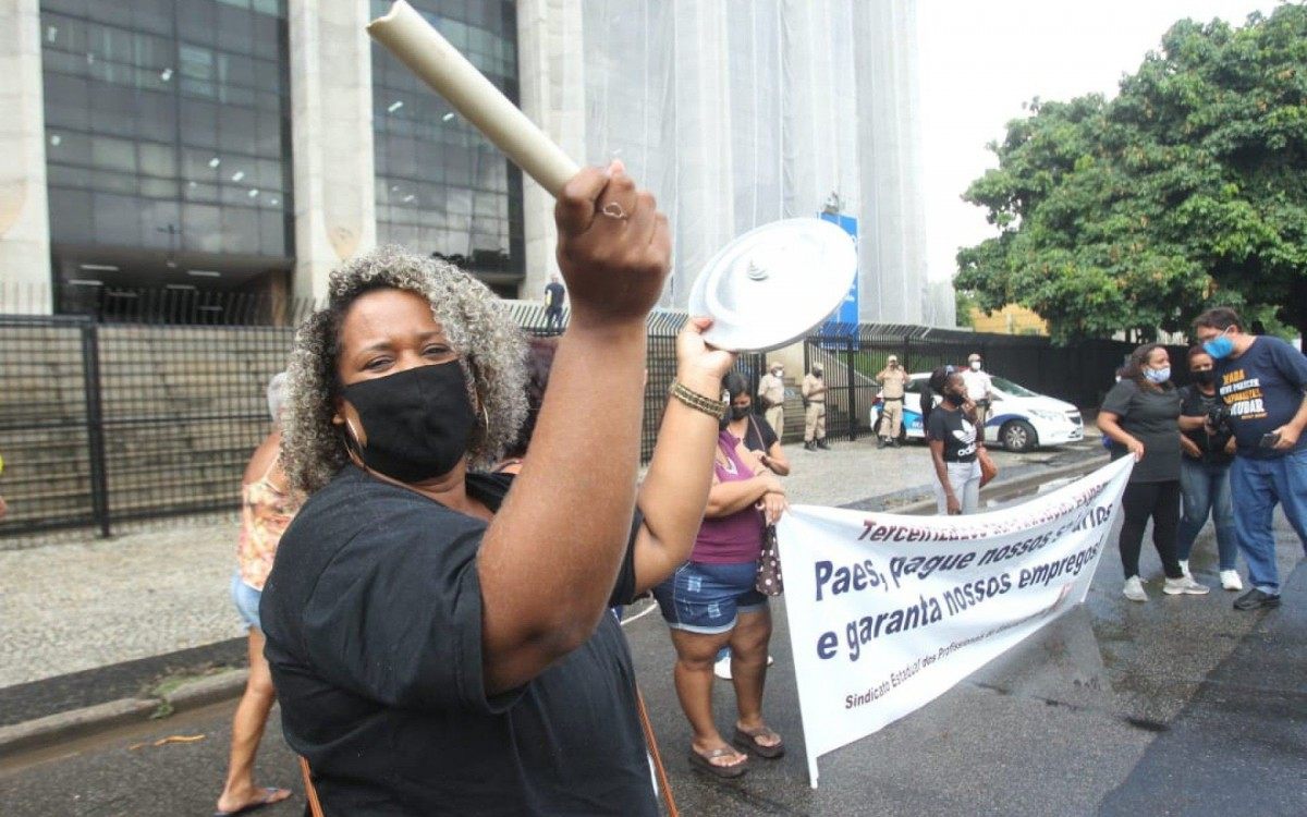 Profissionais terceirizados da educa&ccedil;&atilde;o protestam na sede da Prefeitura