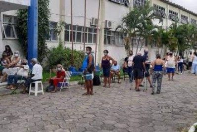 Vacinação de idosos com 90 anos ou mais começa com aglomeração 