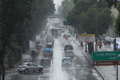 Fim de semana deve ser de chuva moderada a forte no Rio