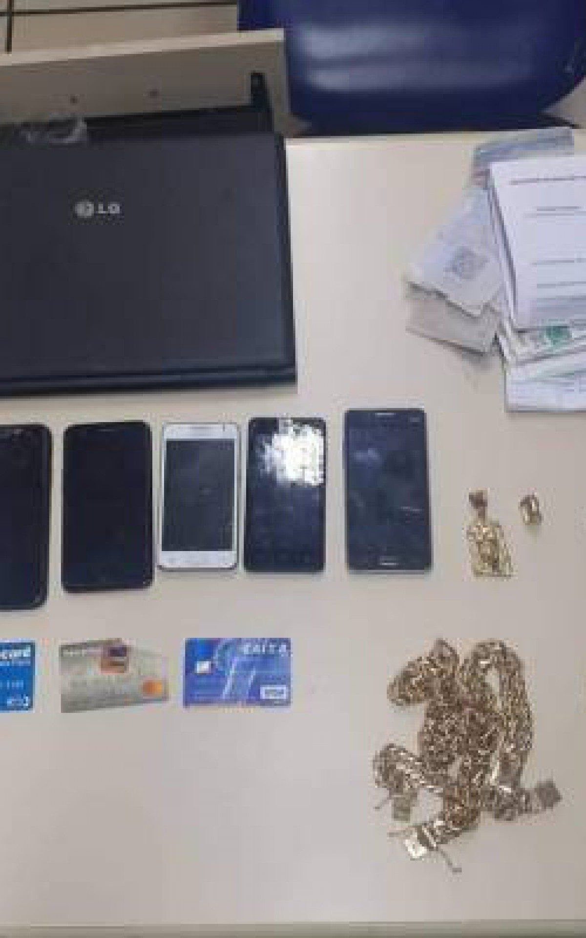 Celulares, joias, notebook e cartões de crédito foram encontrados na posse dos suspeitos