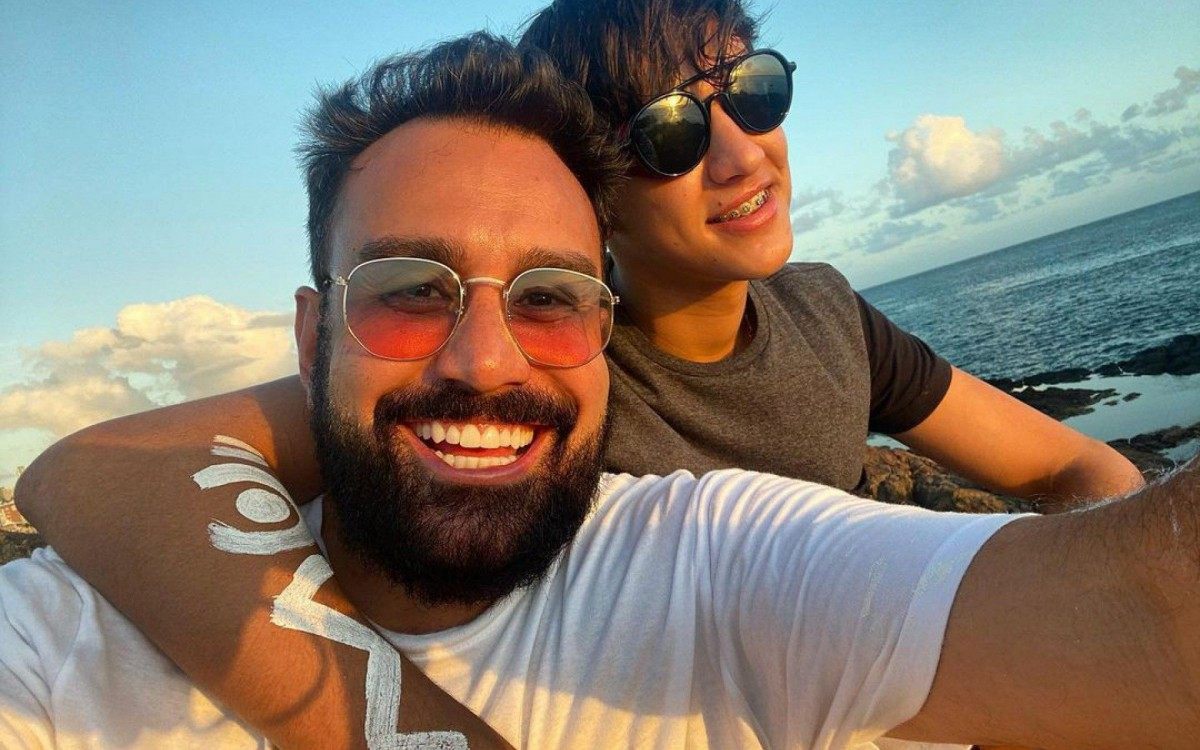 F&aacute;bio Ramalho, de 45 anos, posta foto com o namorado, Jo&atilde;o, de 19 - Reprodu&ccedil;&atilde;o Internet