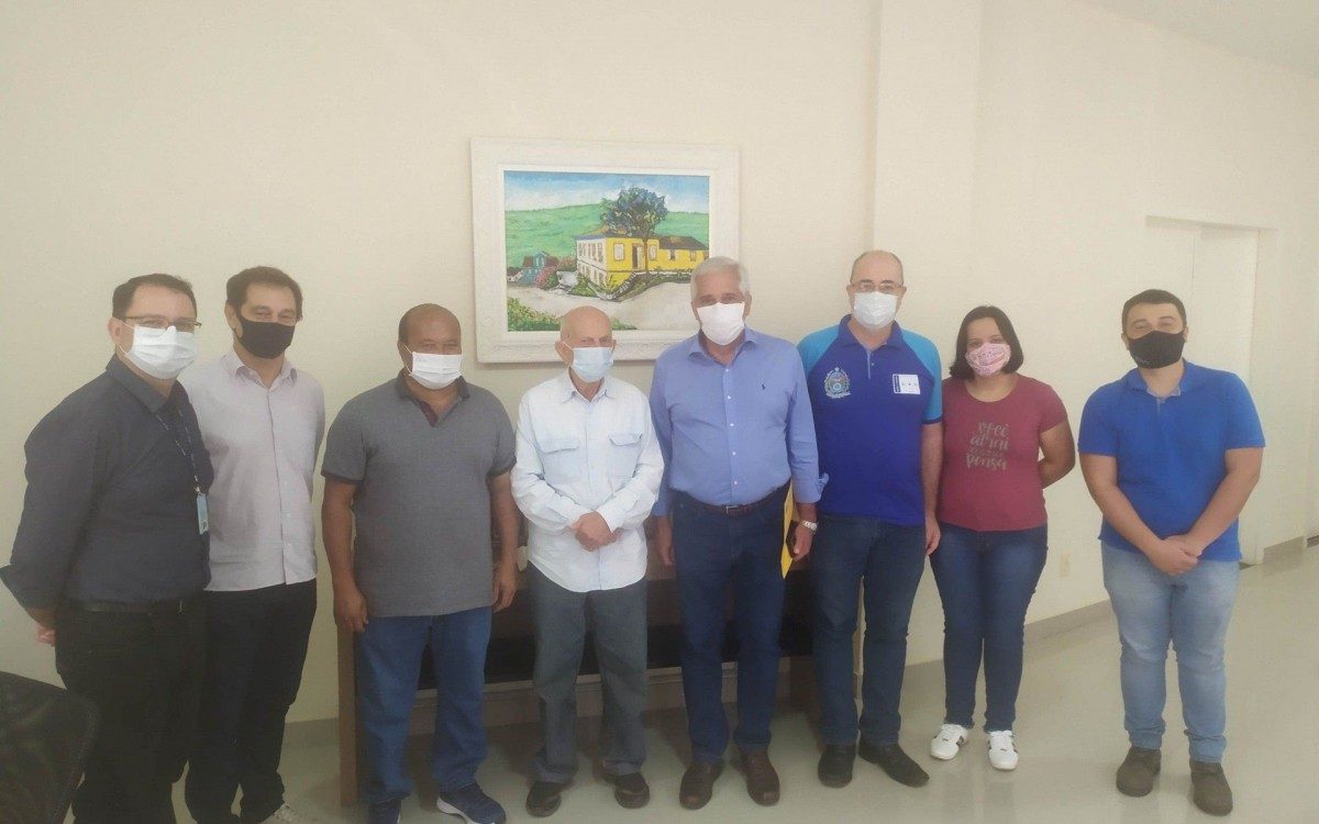 Também participaram da reunião a diretora regional pedagógica, Luciana Coutinho Daniel Vicente, o diretor regional administrativo, Luiz Paulo Rodrigues, a presidente do Conselho Municipal de Educação e diretora do Departamento de Educação, Dayselane Pimenta, o chefe de gabinete, Adriano de Oliveira Silva e o vereadores Cláudio Paulanti e José Carlos Monteiro (professor Pará).