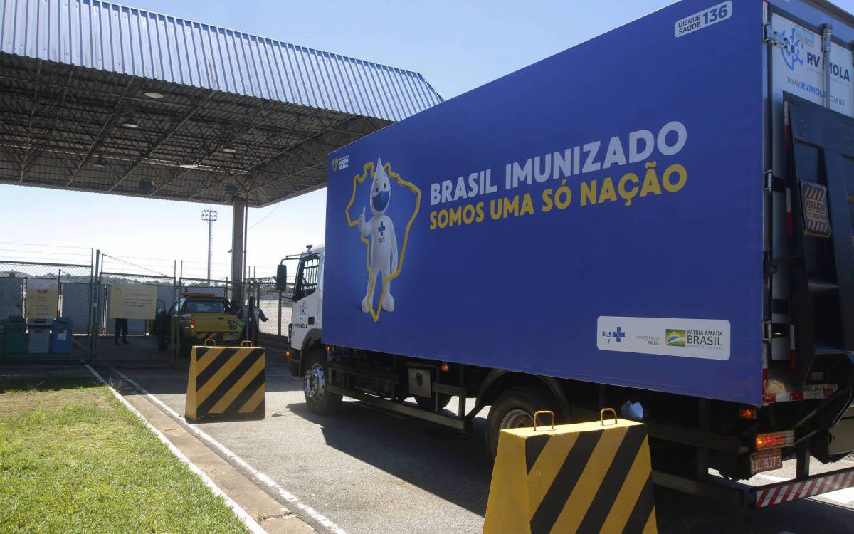 Geral -  Chegada de vacina contra Covid-19, As doses chegaram a Base Aerea do Galeao, no Aeroporto Internacional do Rio, as 11h18 desta terça-feira, na Ilha do Governador, zona norte do Rio. - Reginaldo Pimenta / Agencia O Dia
