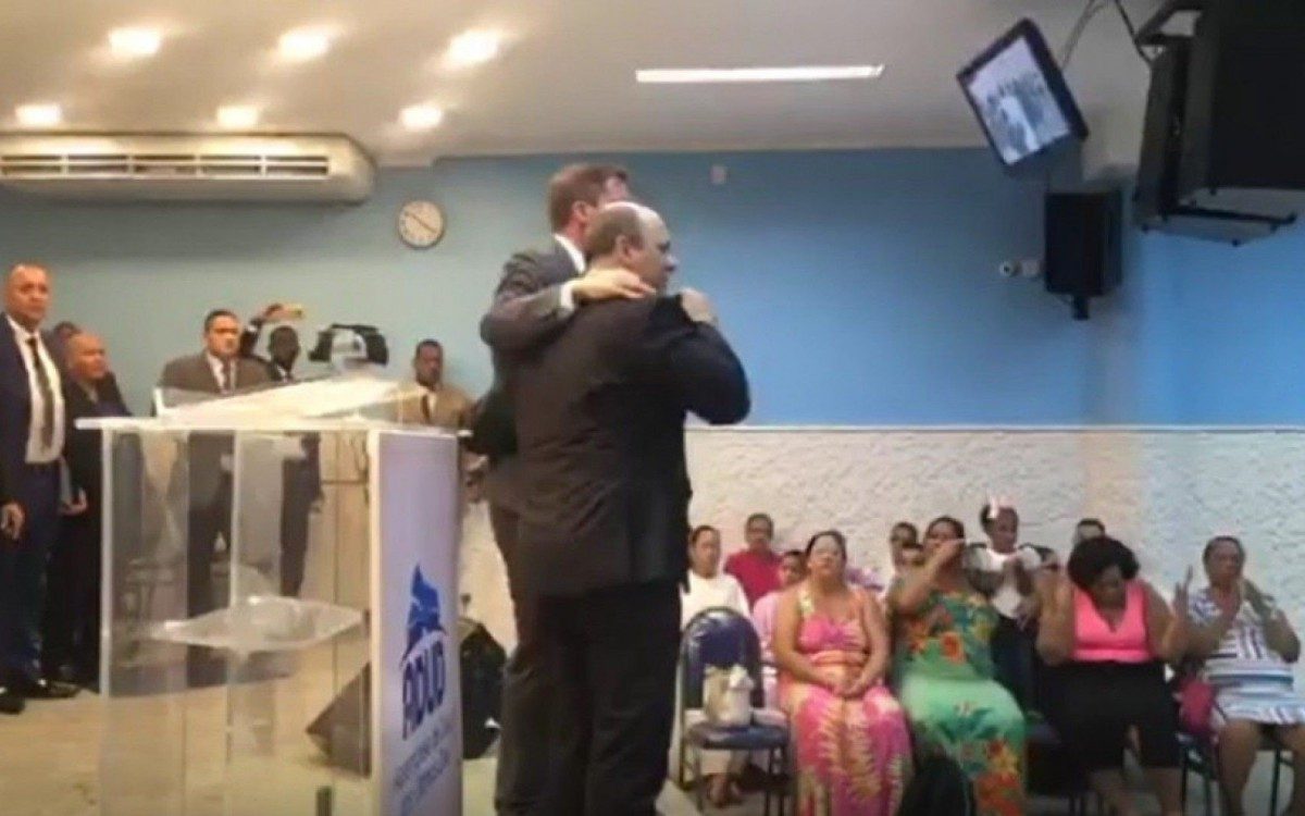 O governador do Rio afastado, durante um culto numa igreja na Baixada Fluminense - Facebook / Reprodução 