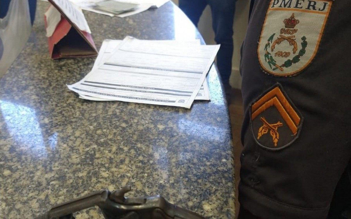 Equipe do 12º BPM (Niterói) intercepta homem que atirou em mulher e fez menina com deficiência de refém - Divulgação/PMERJ