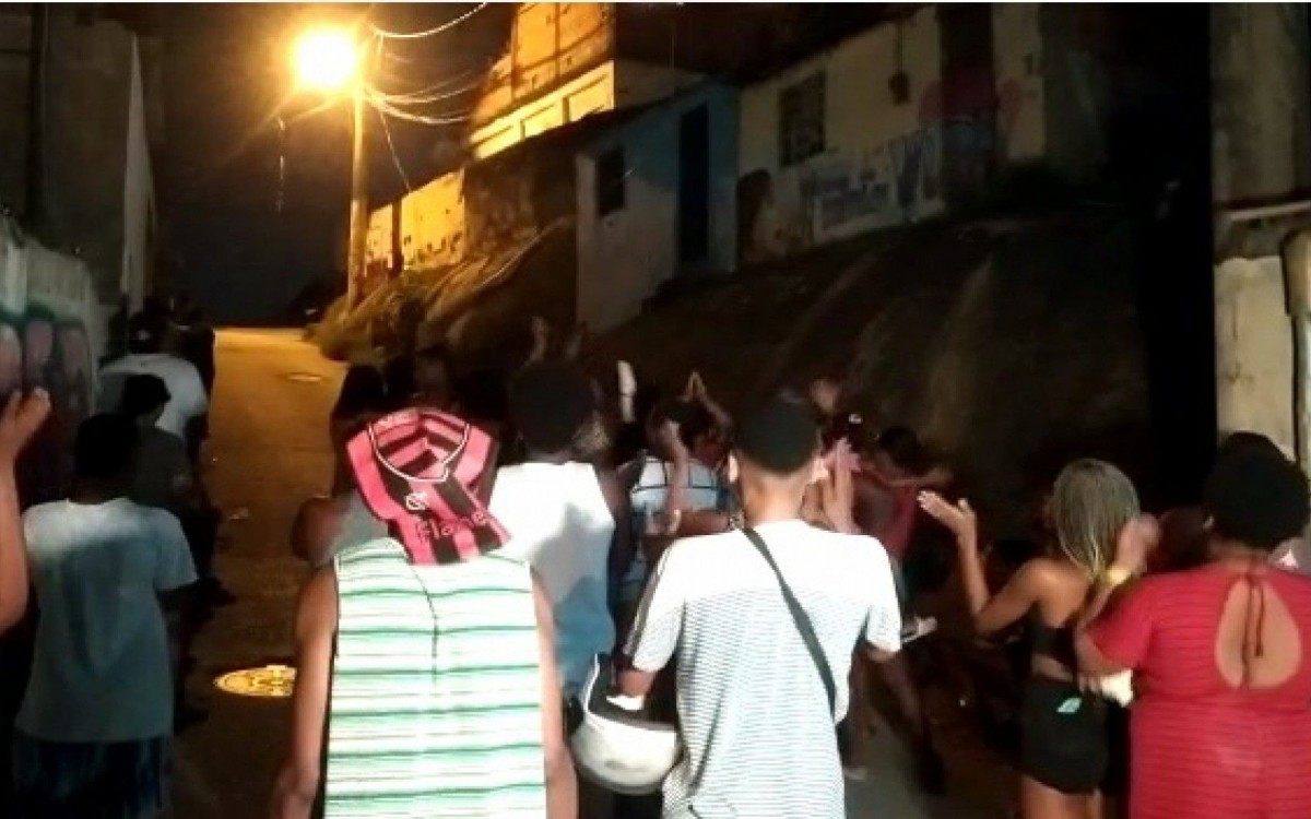 Moradores realizam protesto e pedem 'Justi&ccedil;a por Ray' na comunidade do Fub&aacute;, no Campinho Zona Norte do Rio - Reprodu&ccedil;&atilde;o/ Rio de Paz