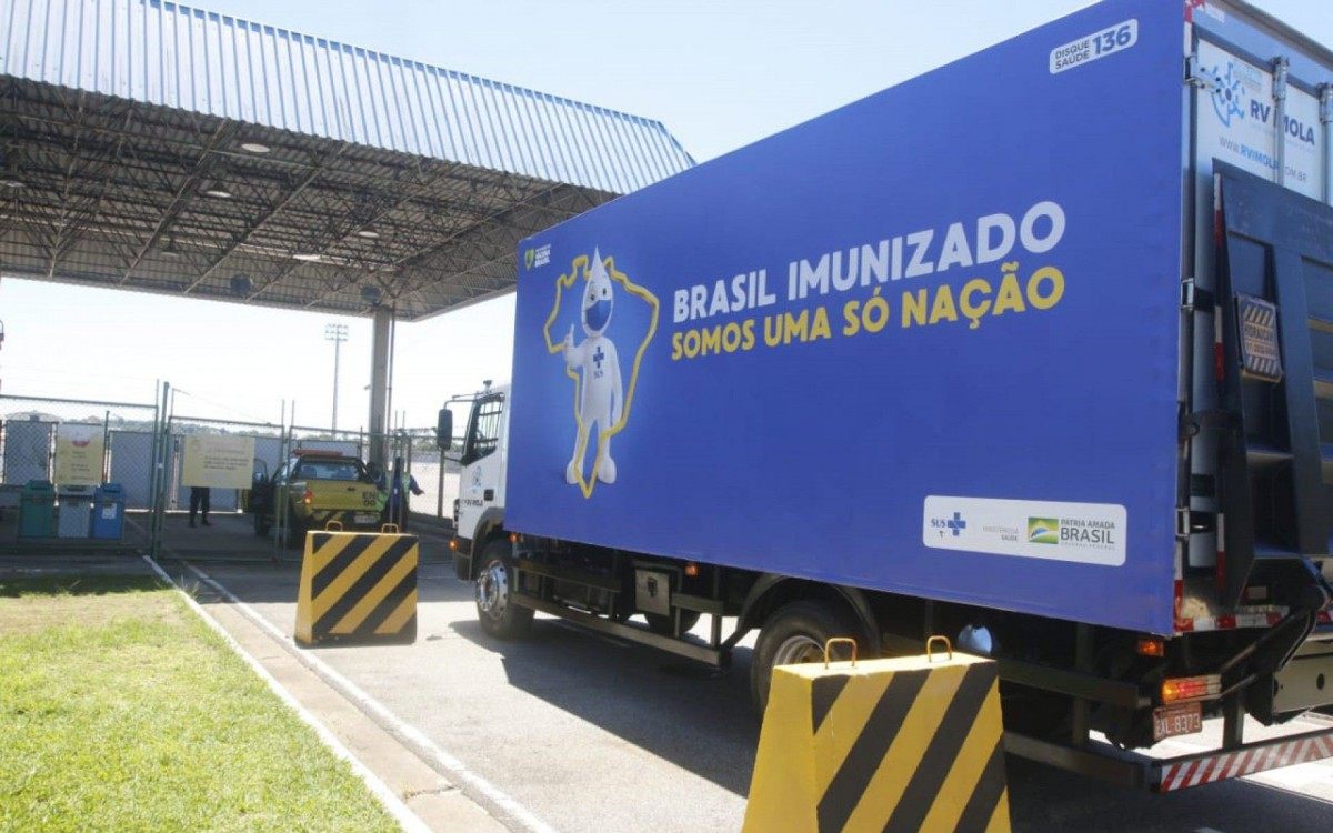 Caminhão do Programa Nacional de Imunização chega ao Galeão, nesta terça, para levar doses da vacina Oxford/AstraZeneca para a Fiocruz - Reginaldo Pimenta