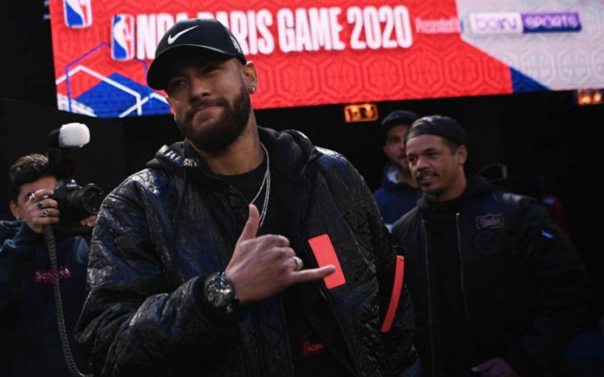 Neymar durante jogo da NBA que aconteceu em Paris - AFP