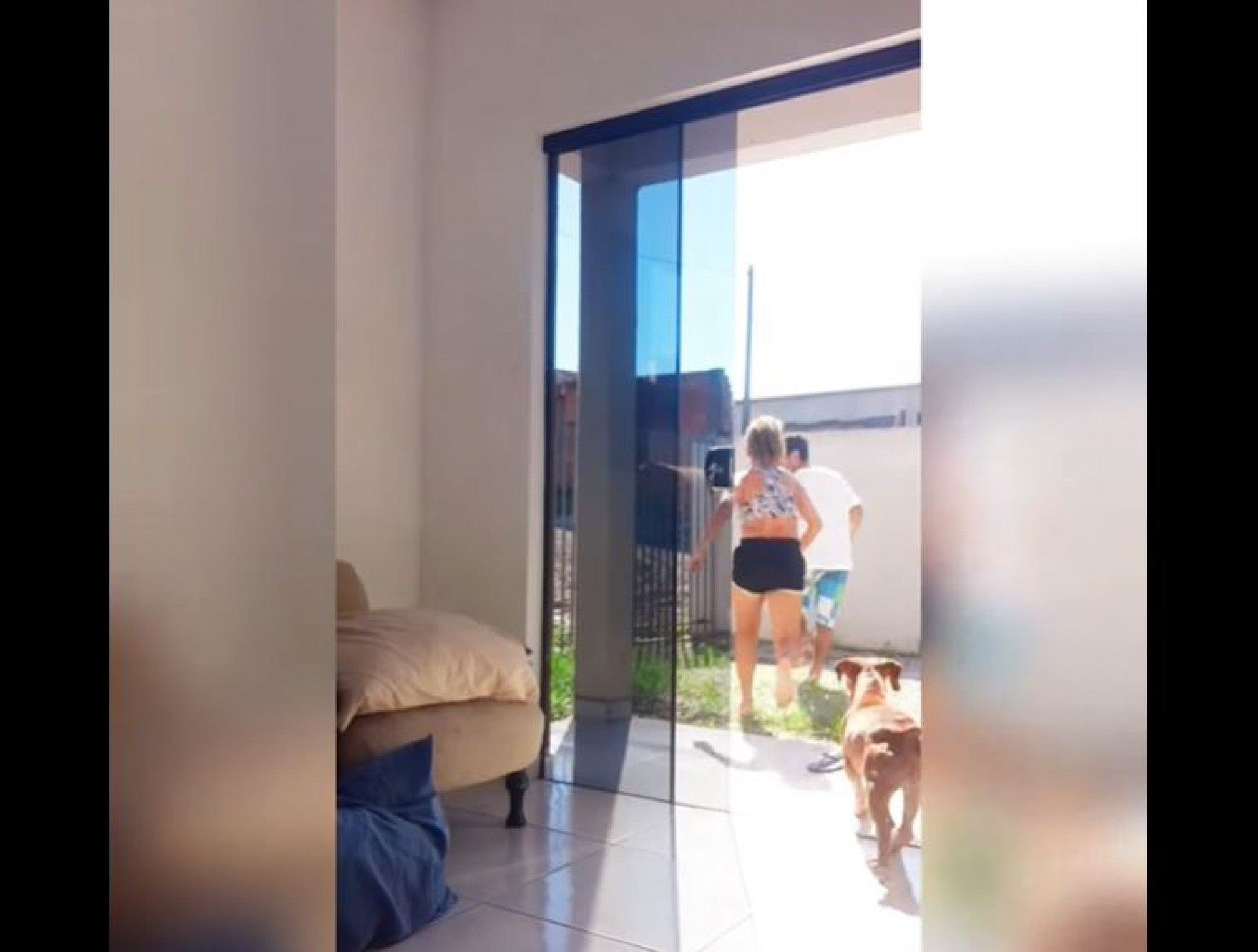 Gonçalves expulsou o invasor com socos e empurrões - Reprodução de vídeo