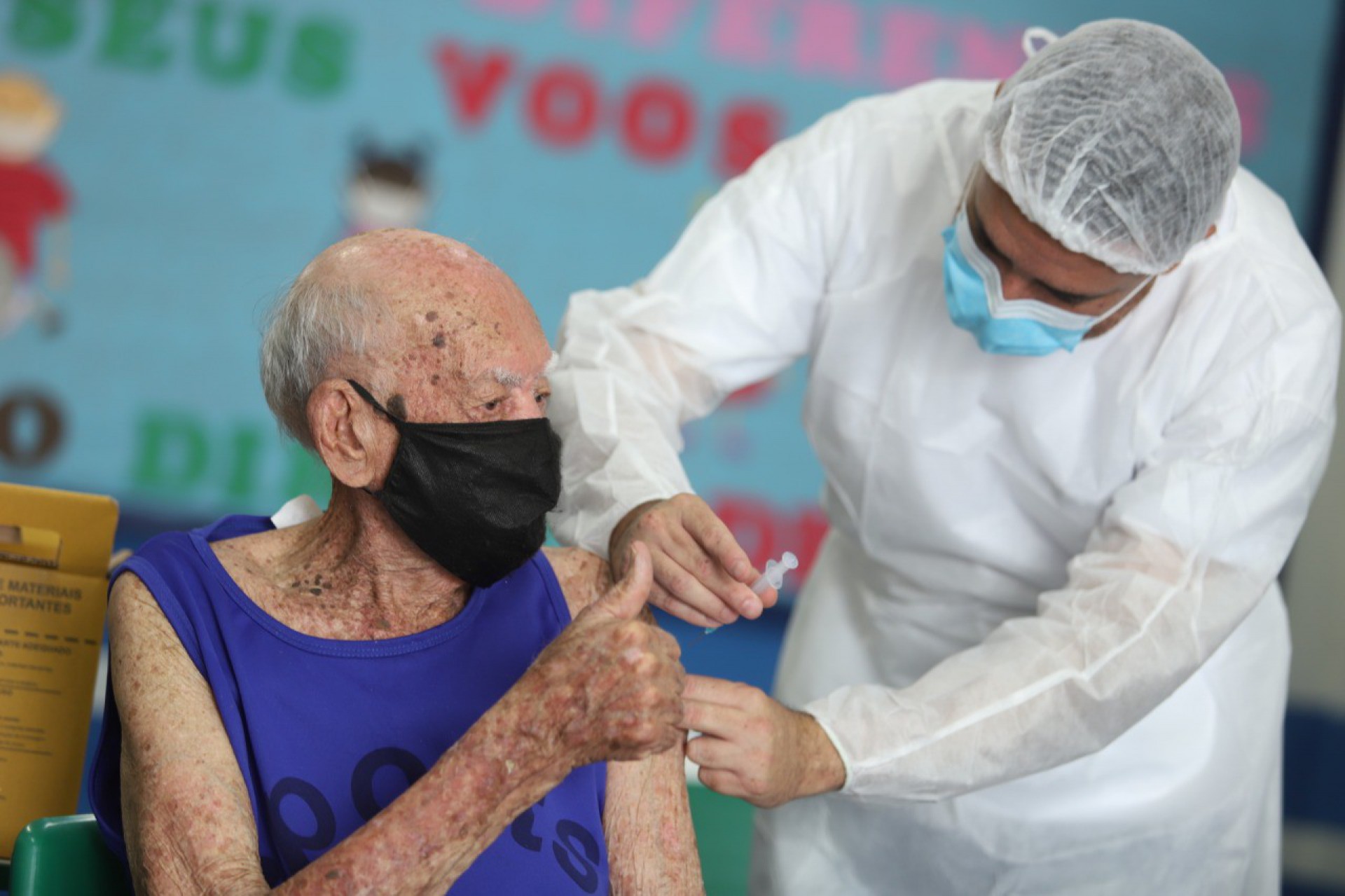 Imunização de idosos a partir de 90 anos aconteceu até sábado (20) - Divulgação/Jorge Ronald