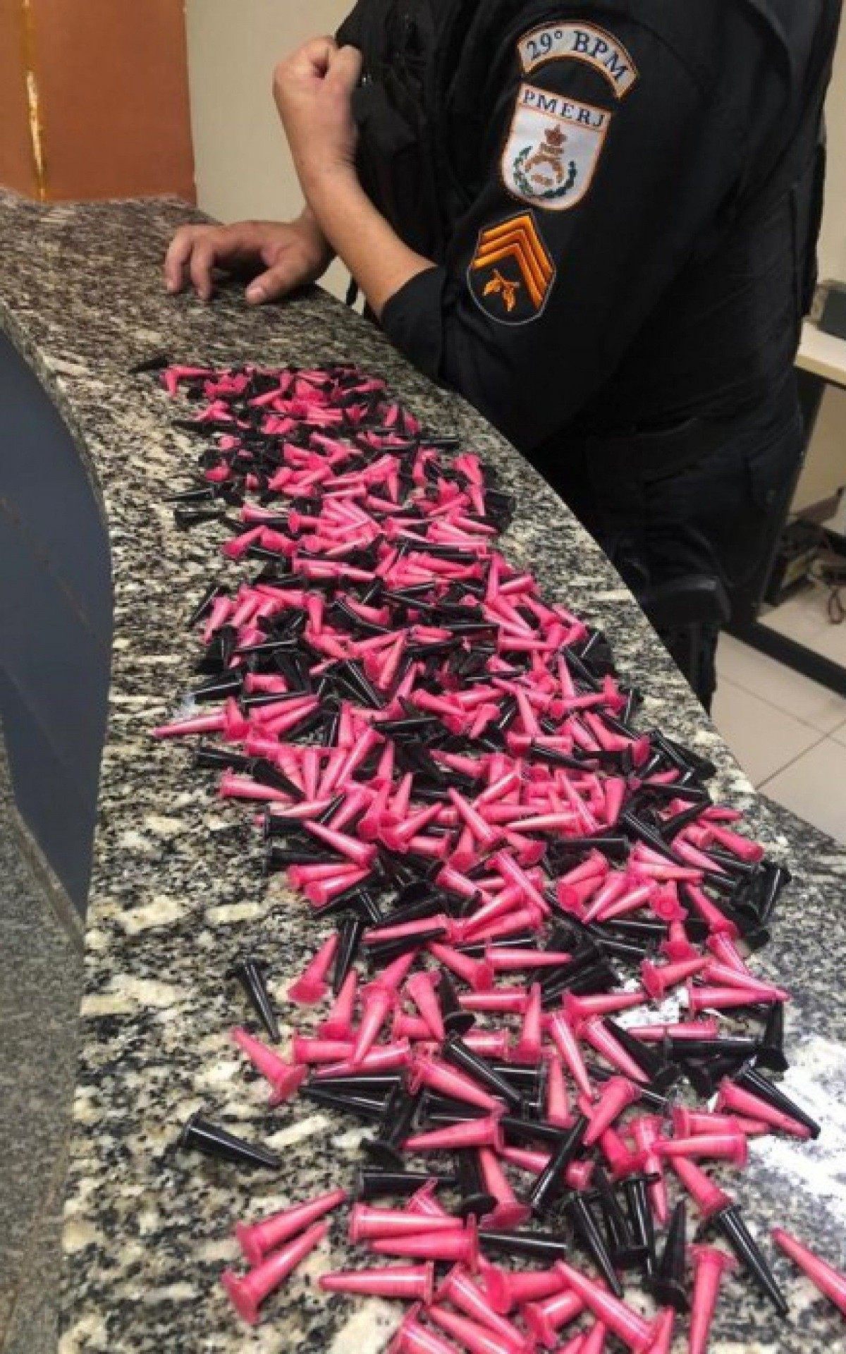 Suspeitos foram autuados com base nos artigos 33 e 35 da Lei 11343/06 permanecendo presa à disposição da Polícia Civil. - Foto: divulgação/ internet