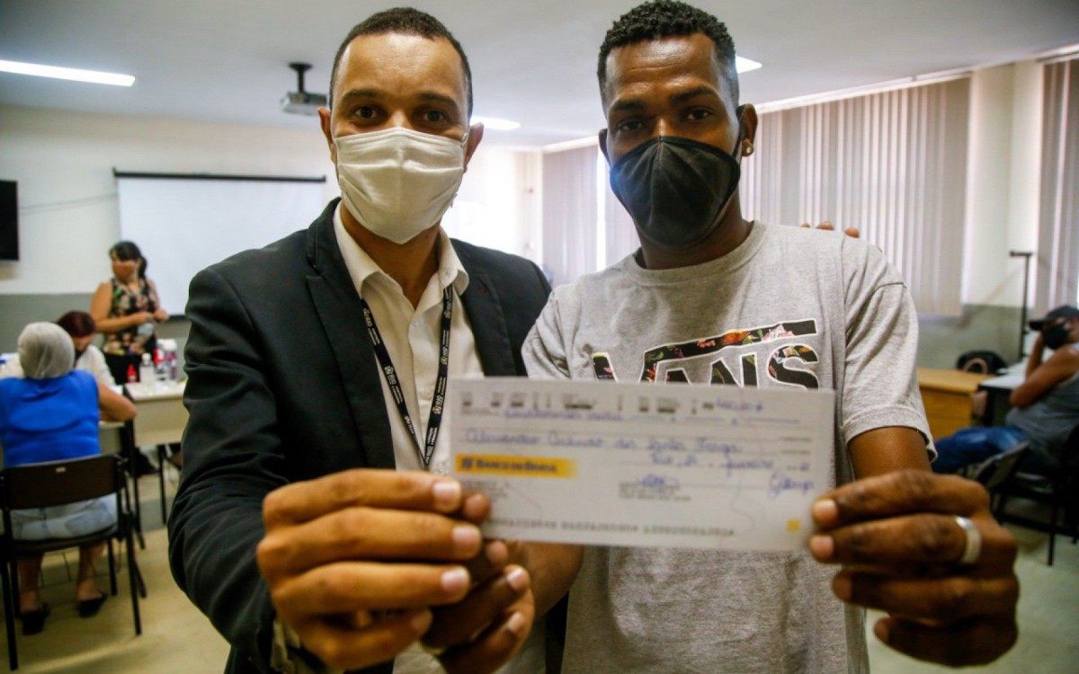 Jeremias Santos, Coordenador de Ações Sócio-Habitacionais da SMH, ao lado do beneficiário Alessandro Arlindo Fraga.