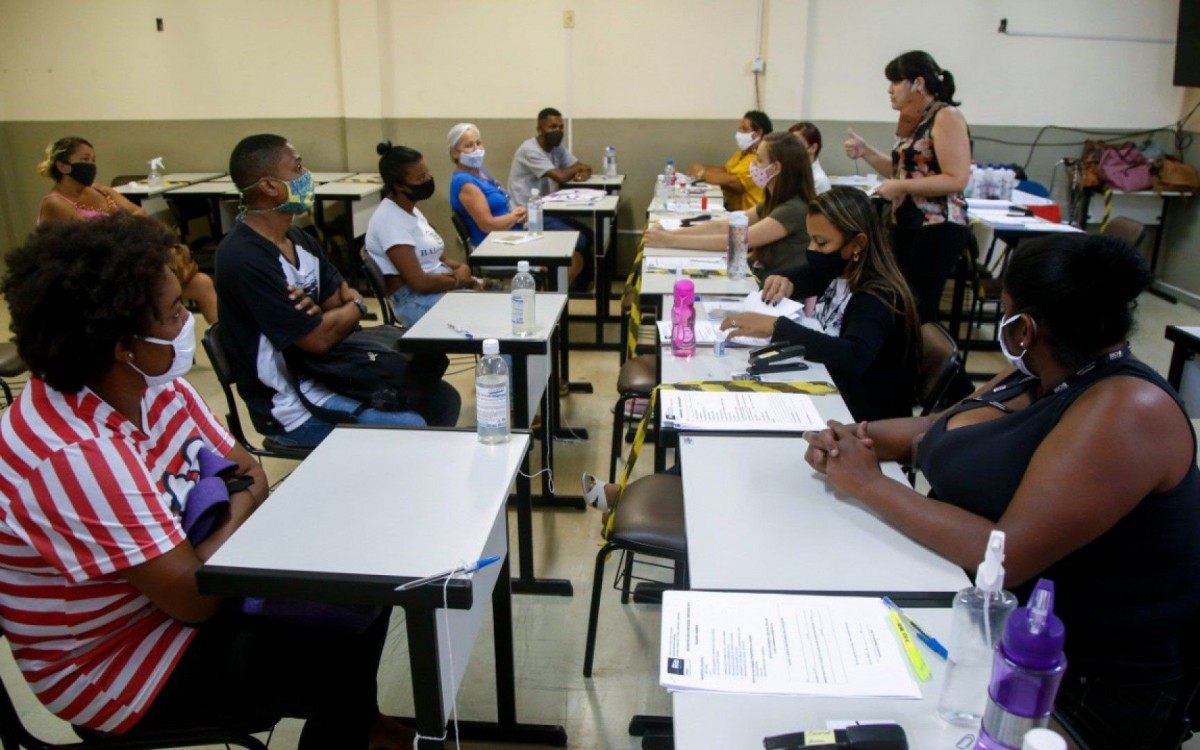 Secretaria de Habitação entrega cheques do auxílio habitacional às últimas 39 famílias afetadas por incêndio - Thiago Freitas / Divulgação / SMH