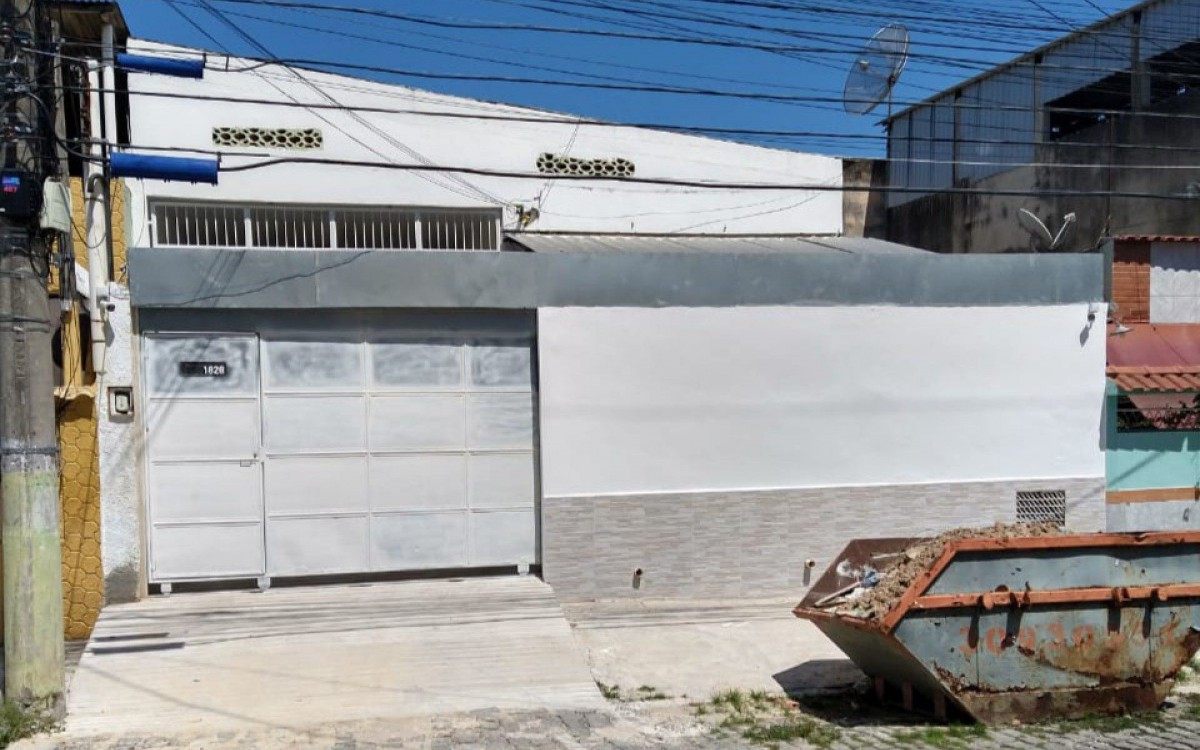 O imóvel, situado na Rua Capitão Antônio Inácio da Silva nº 1.828, com fundos para a Rua Doutor Gradim, localidade predominantemente residencial - Divulgação