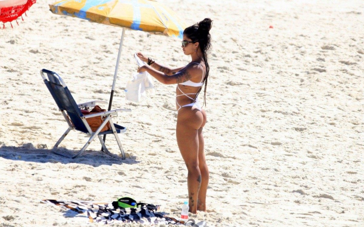 Aline Riscado curte dia de sol na Praia de Ipanema, na Zona Sul do Rio