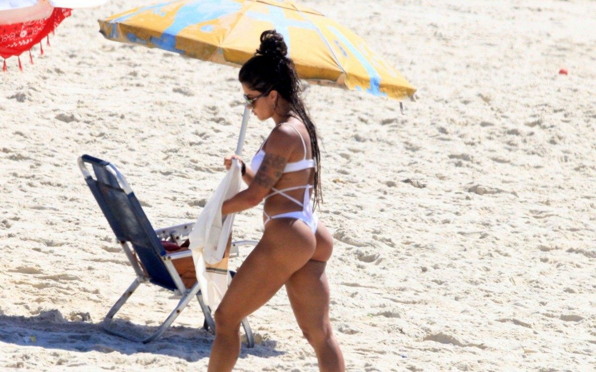 Aline Riscado curte dia de sol na Praia de Ipanema, na Zona Sul do Rio