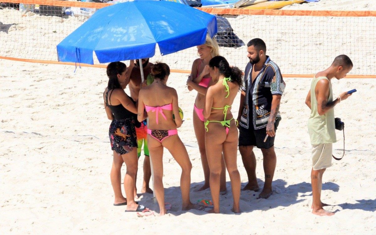 Thaila Ayala curte dia de sol na Praia de Ipanema, na Zona Sul do Rio