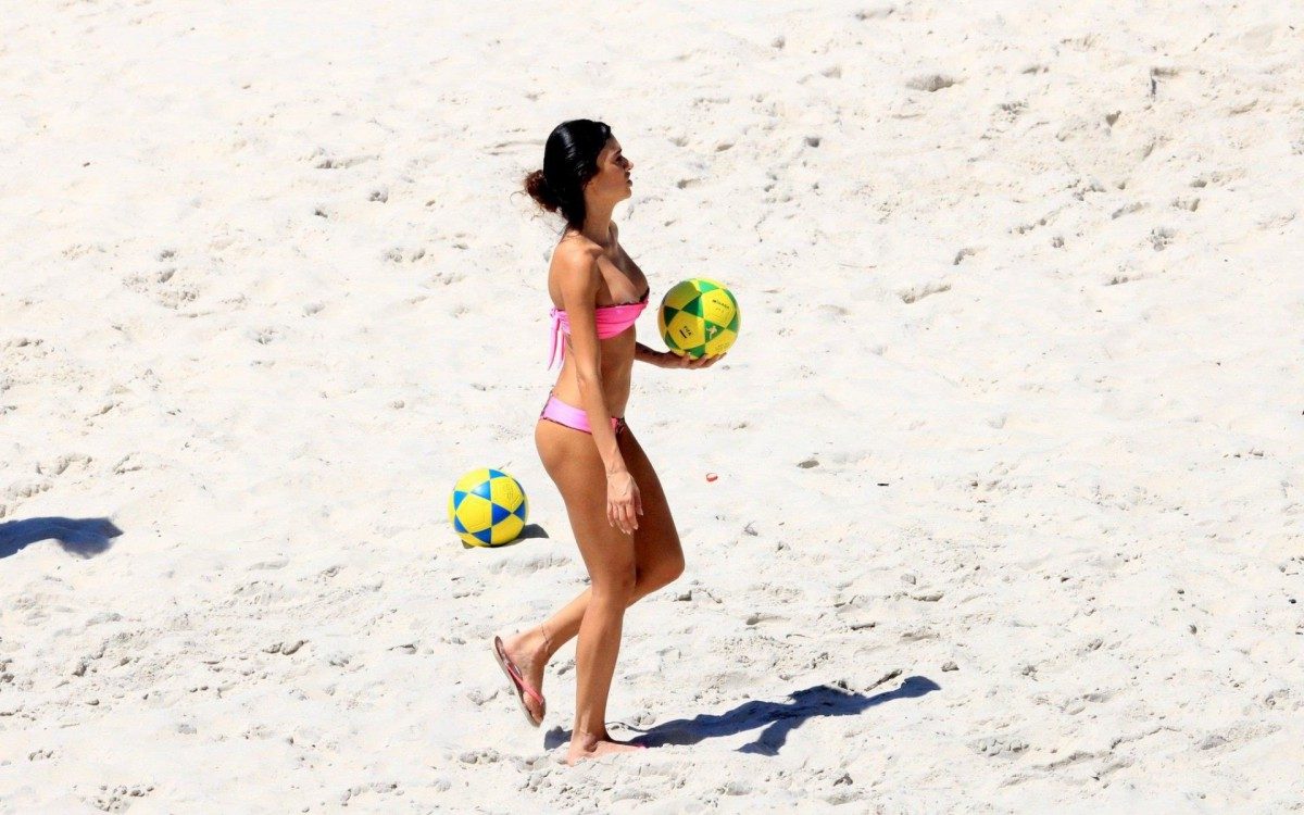 Thaila Ayala curte dia de sol na Praia de Ipanema, na Zona Sul do Rio