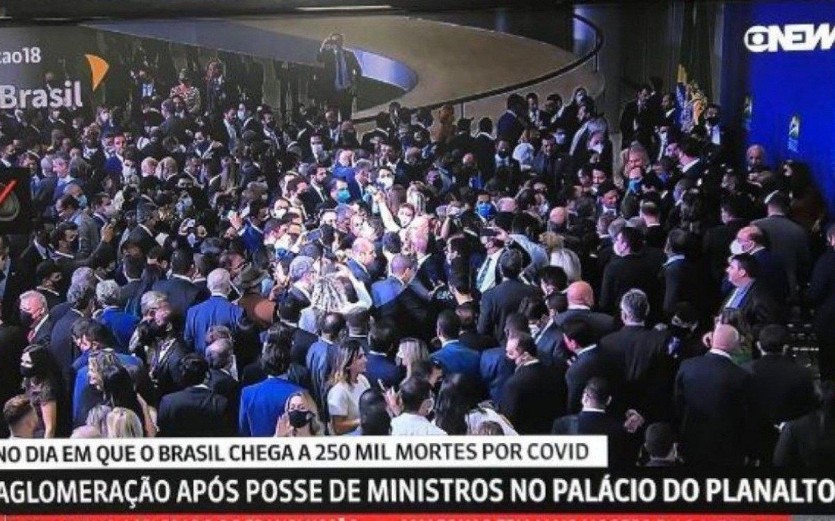 Além de Bolsonaro e seu vice Hamilton Mourão, boa parte dos convidados estavam sem máscara - Reprodução/Globonews