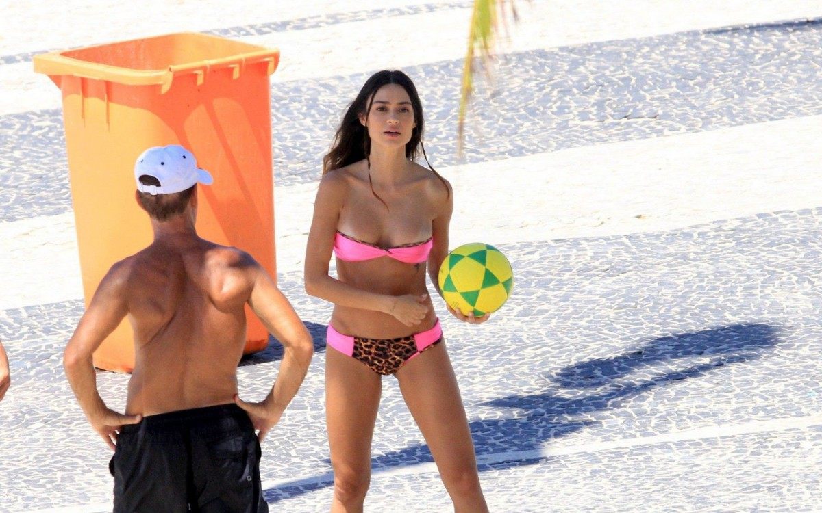 Thaila Ayala curte dia de sol na Praia de Ipanema, na Zona Sul do Rio