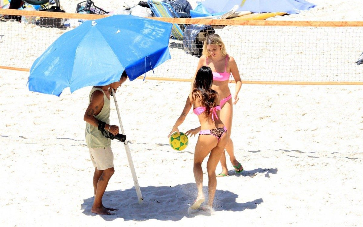 Thaila Ayala curte dia de sol na Praia de Ipanema, na Zona Sul do Rio