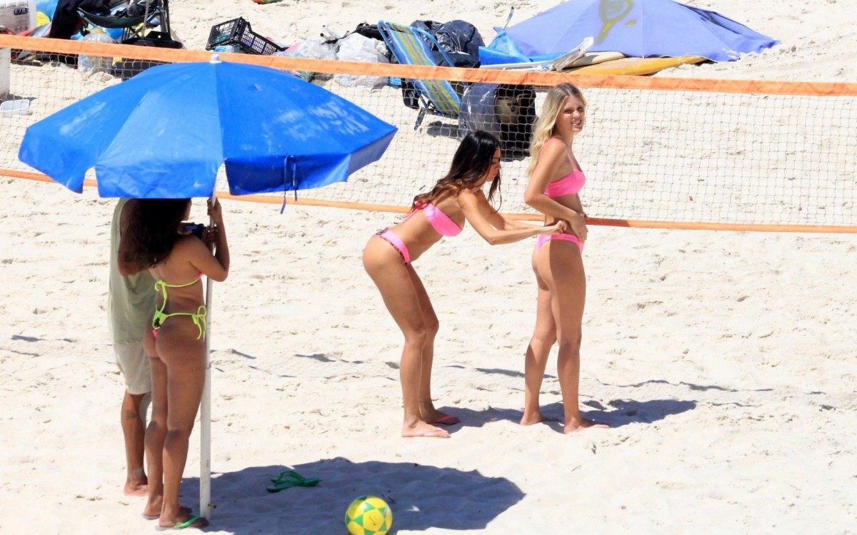 Thaila Ayala curte dia de sol na Praia de Ipanema, na Zona Sul do Rio