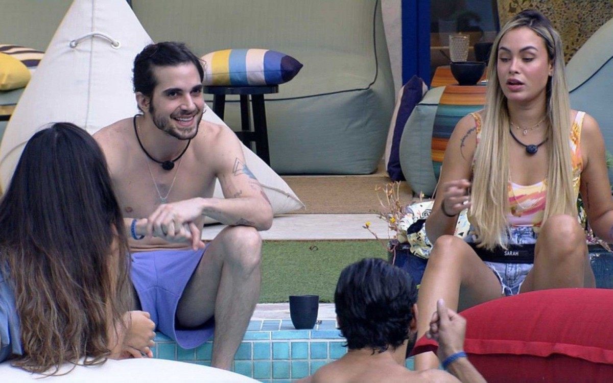 Fiuk, Sarah e outros brothers conversam na piscina - reprodução da TV Globo