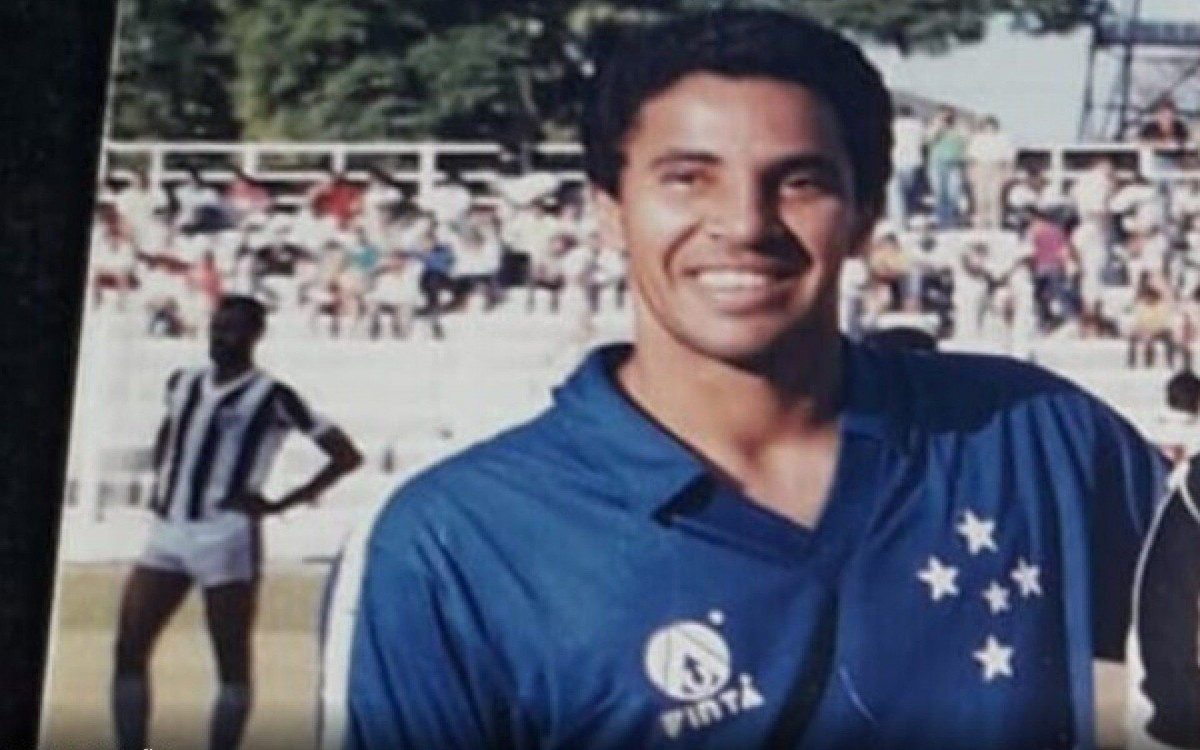 Heyder com a camisa do Cruzeiro