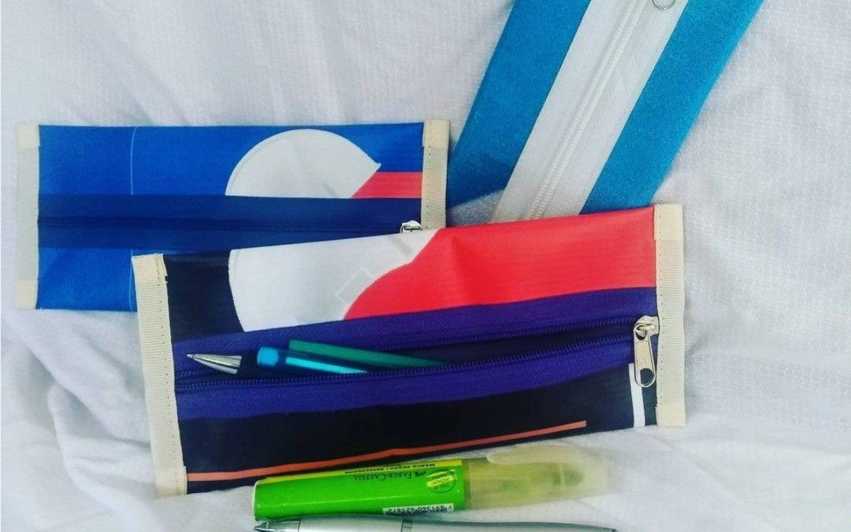 Estojos escolares feitos com banners usados