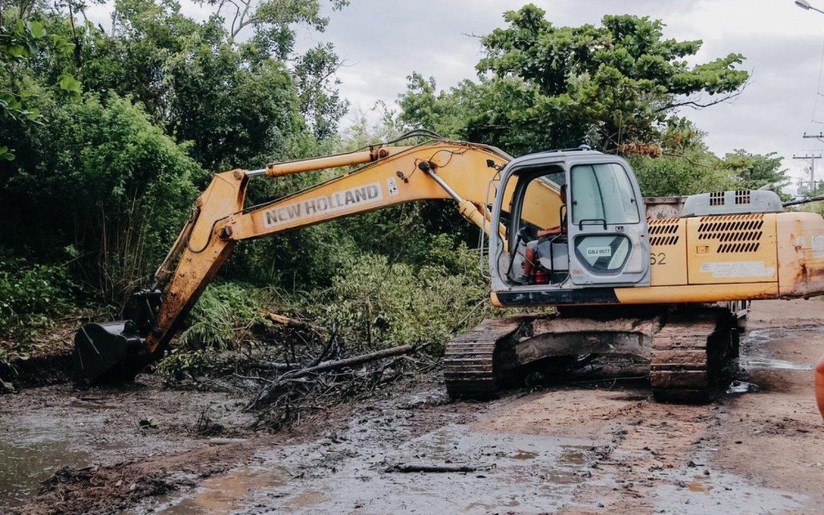 Magé realiza desassoreamento de rios e valões - Álvaro Carvalho/Divulgação