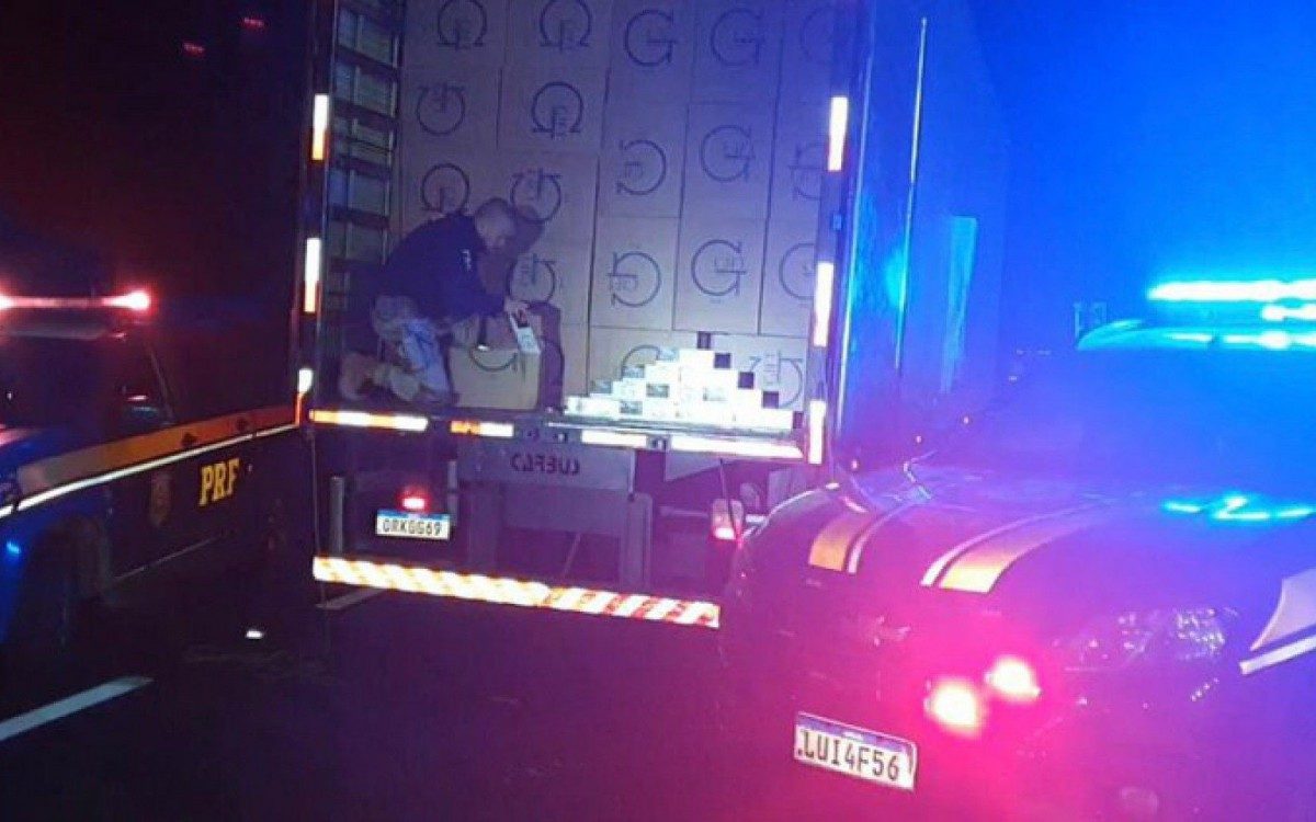 PRF apreende carga de mais de 600 mil ma&ccedil;os de cigarro ilegais em Serop&eacute;dica - Divulga&ccedil;&atilde;o / PRF