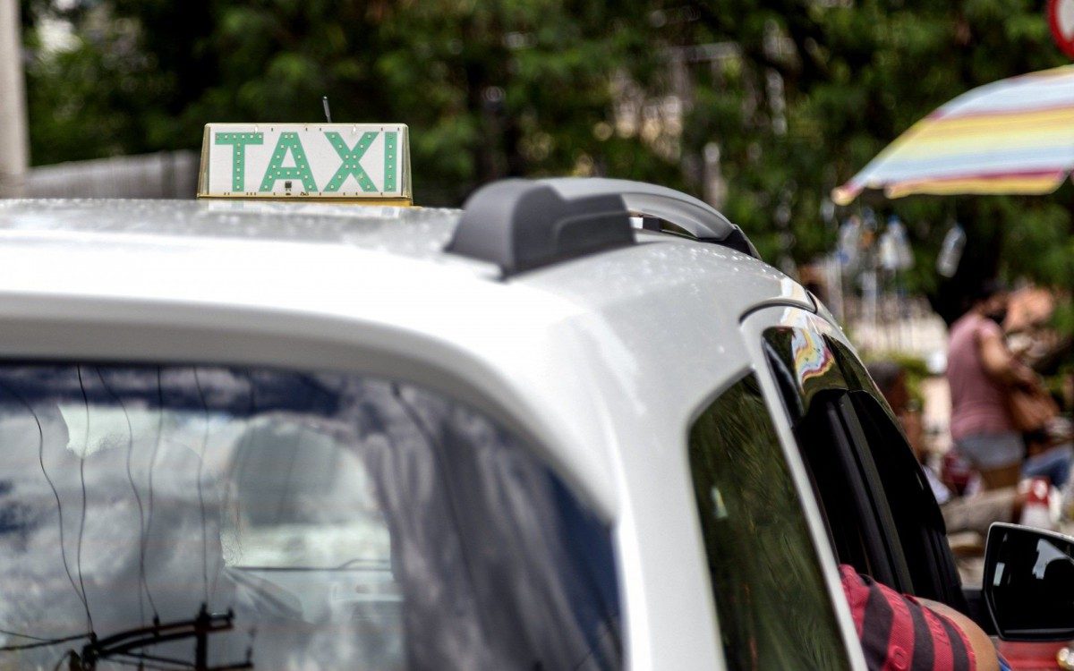 Taxistas devem cumprir uma série de exigências antes de comparecer com o veículo para a vistoria (confira na matéria), cujo calendário ainda será divulgado - Divulgação