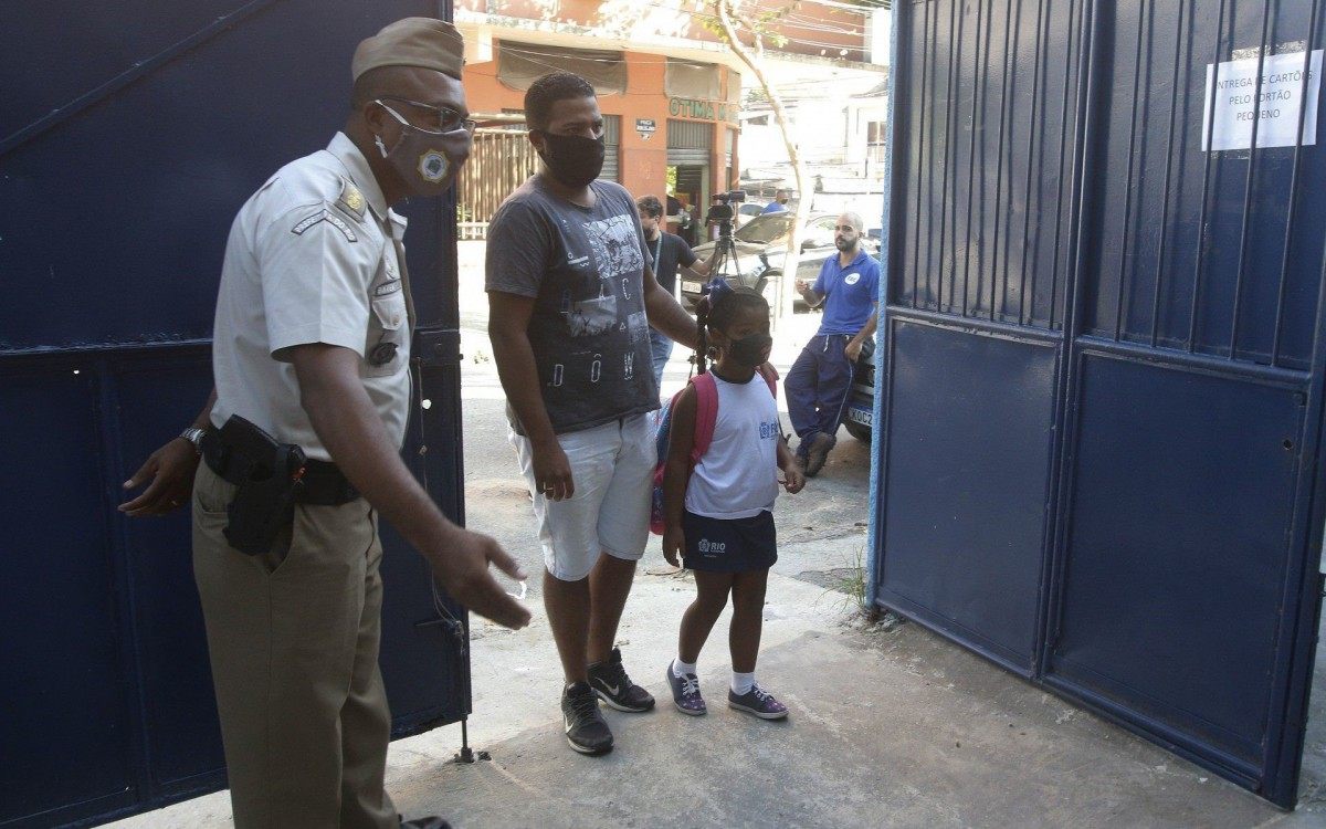 Profissionais da educa&ccedil;&atilde;o pedem pela manuten&ccedil;&atilde;o do ensino remoto