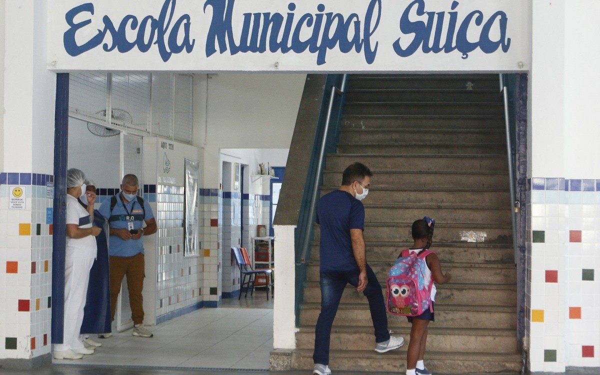 Geral -  Volta as aulas na Rede Municipal do Rio de Janeiro. Na foto, Alisson Bruno e a filha, Emilly Bruno, chegando a  Escola Municipal Sui&ccedil;a, na Penha, zona norte do Rio.