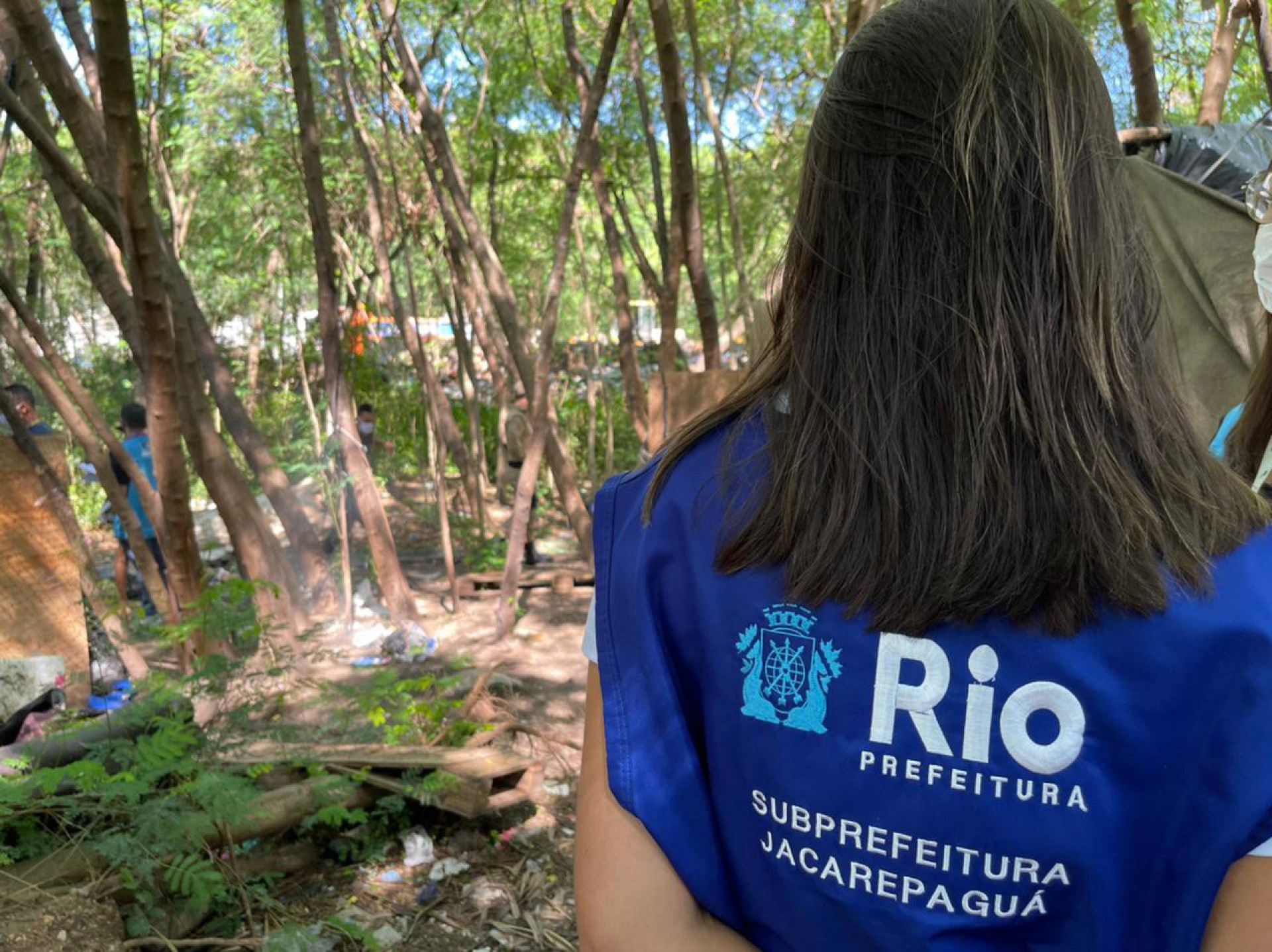 Subprefeitura de Jacarepagu&aacute; realiza a&ccedil;&atilde;o de limpeza na Avenida Ayrton Senna