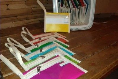 Coletivo feminino de SG transforma banners velhos em ecobags e estojos