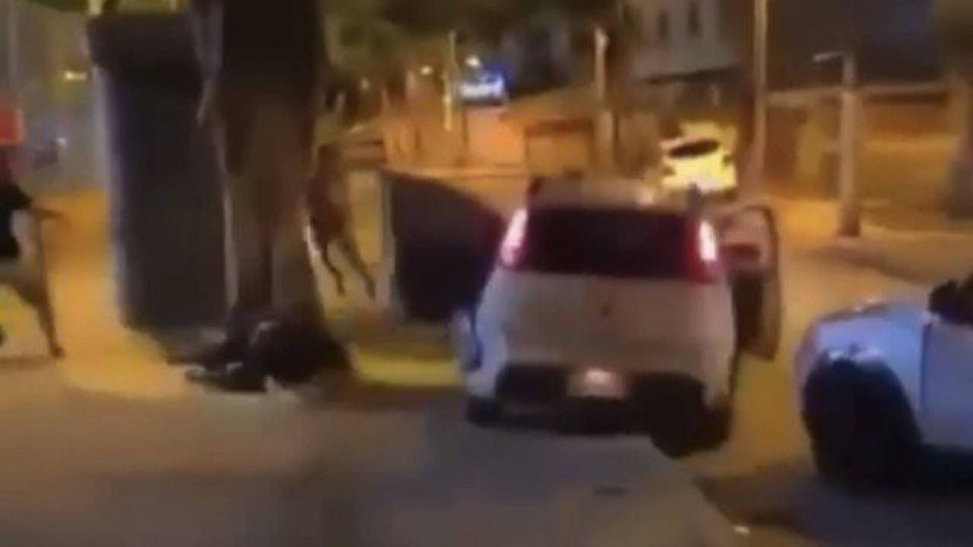 Vídeo: carro em alta velocidade atropela duas pessoas na Zona Norte