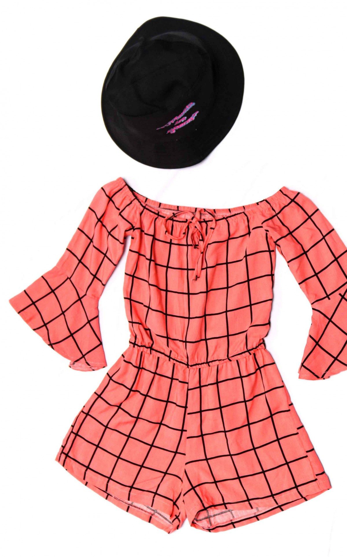 Entre as peças que fazem sucesso na loja das Gêmeas estão o Macacão de viscose em tom rosado e o chapéu bucket