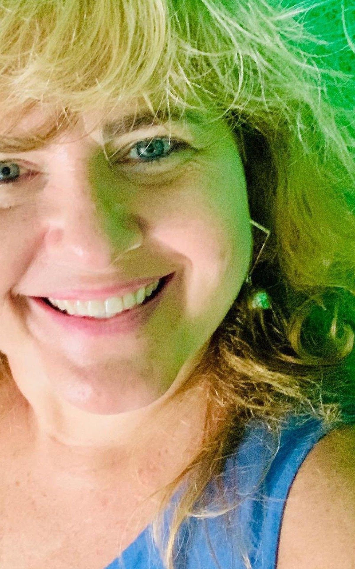 Três períodos na vida da professora Claudia Lopes - em dezembro, bem depois da covid