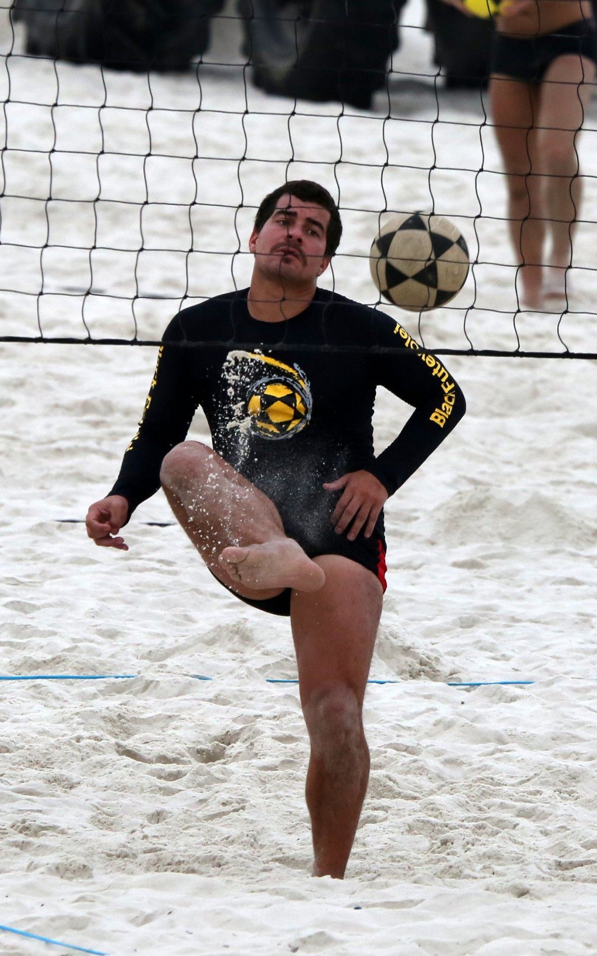 Thiago Martins joga futevôlei na Praia da Barra da Tijuca, na Zona Oeste do Rio